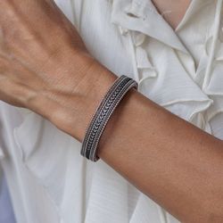WB472X Pulsera PLATA DE PALO de cuero con pasamanería plateada y negra