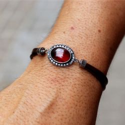 WB560X Pulsera Plata de Palo de cuero mujer modelo Kurai con centro de plata 925 piedra granate y circonitas, cierre de mosquetón