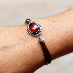 WB560X Pulsera Plata de Palo de cuero mujer modelo Kurai con centro de plata 925 piedra granate y circonitas, cierre de mosquetón