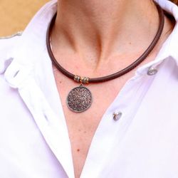 WN236X Colgante Alpina Plata de Palo para mujer muy elegante y de categoría combinado en cuero y colgante en plata de ley 925 en forma circular una verdadera obra de arte