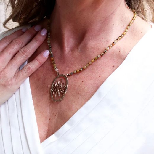 WN245X Collar Amparo  Plata de Palo mujer con rosario facetado y colgante de filigrana en plata con forma oval perfecto para las que buscan un accesorio versátil